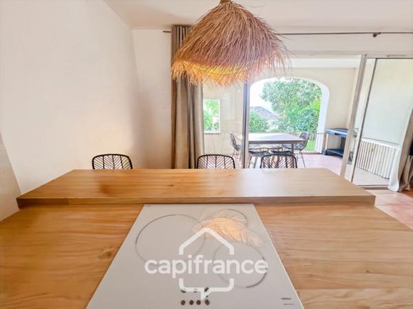 Appartement de 42 m2 rénové, avec jardin, climatisé, une chambre, une chambre cabine, une buanderie, un salle d'eau, loggia terrasse, place de parking