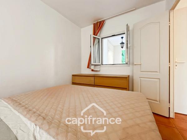 Appartement de 42 m2 rénové, avec jardin, climatisé, une chambre, une chambre cabine, une buanderie, un salle d'eau, loggia terrasse, place de parking
