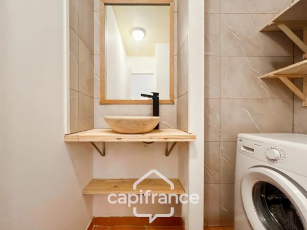 Appartement de 42 m2 rénové, avec jardin, climatisé, une chambre, une chambre cabine, une buanderie, un salle d'eau, loggia terrasse, place de parking