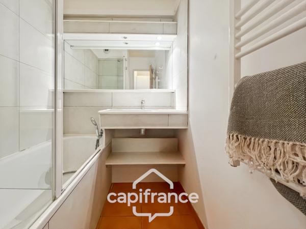 Appartement de 42 m2 rénové, avec jardin, climatisé, une chambre, une chambre cabine, une buanderie, un salle d'eau, loggia terrasse, place de parking