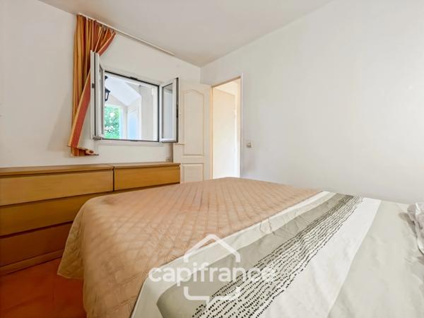 Appartement de 42 m2 rénové, avec jardin, climatisé, une chambre, une chambre cabine, une buanderie, un salle d'eau, loggia terrasse, place de parking