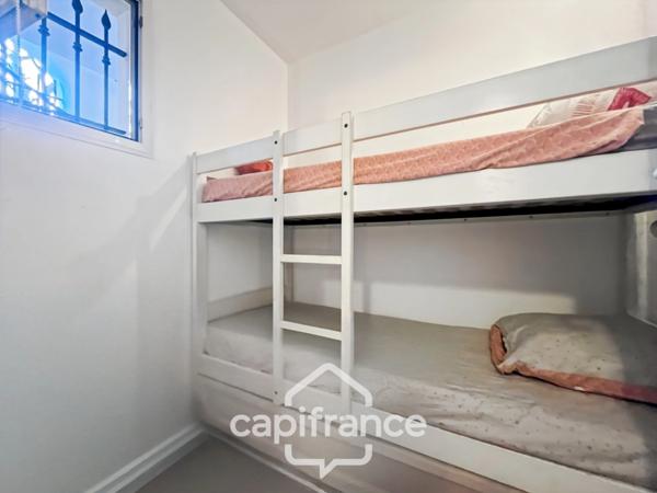 Appartement de 42 m2 rénové, avec jardin, climatisé, une chambre, une chambre cabine, une buanderie, un salle d'eau, loggia terrasse, place de parking
