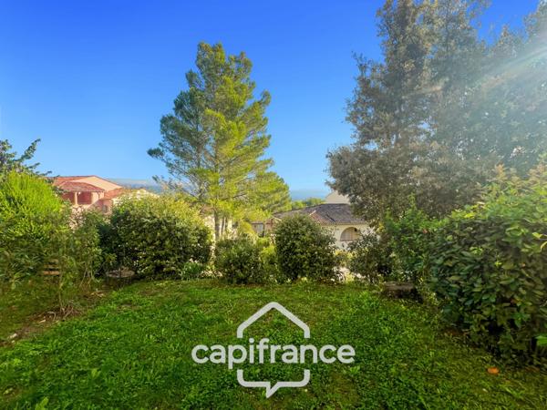 Appartement de 42 m2 rénové, avec jardin, climatisé, une chambre, une chambre cabine, une buanderie, un salle d'eau, loggia terrasse, place de parking