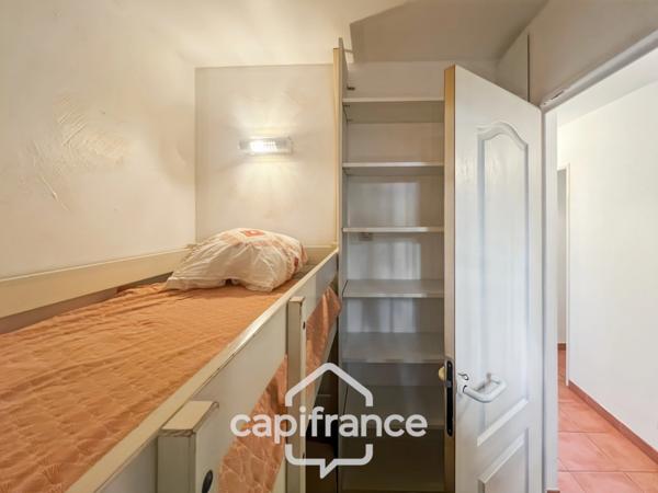 Appartement de 42 m2 rénové, avec jardin, climatisé, une chambre, une chambre cabine, une buanderie, un salle d'eau, loggia terrasse, place de parking