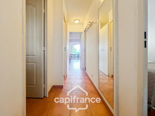 Appartement de 42 m2 rénové, avec jardin, climatisé, une chambre, une chambre cabine, une buanderie, un salle d'eau, loggia terrasse, place de parking