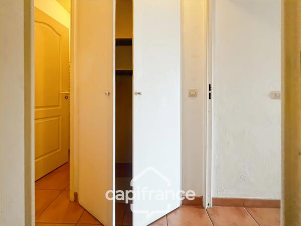 Appartement de 42 m2 rénové, avec jardin, climatisé, une chambre, une chambre cabine, une buanderie, un salle d'eau, loggia terrasse, place de parking