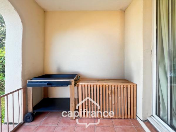 Appartement de 42 m2 rénové, avec jardin, climatisé, une chambre, une chambre cabine, une buanderie, un salle d'eau, loggia terrasse, place de parking