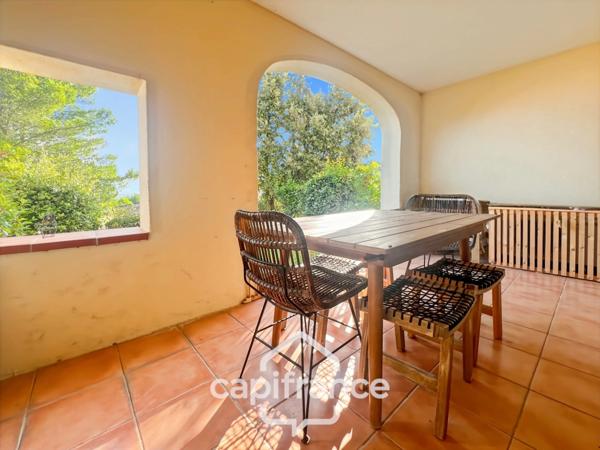 Appartement de 42 m2 rénové, avec jardin, climatisé, une chambre, une chambre cabine, une buanderie, un salle d'eau, loggia terrasse, place de parking