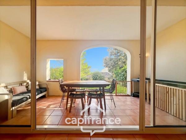 Appartement de 42 m2 rénové, avec jardin, climatisé, une chambre, une chambre cabine, une buanderie, un salle d'eau, loggia terrasse, place de parking