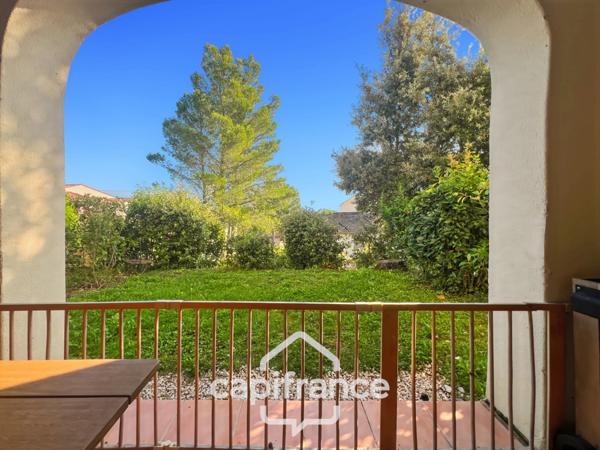 Appartement de 42 m2 rénové, avec jardin, climatisé, une chambre, une chambre cabine, une buanderie, un salle d'eau, loggia terrasse, place de parking