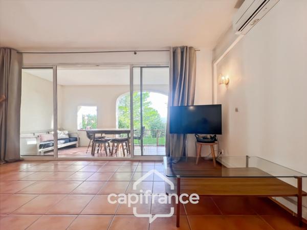 Appartement de 42 m2 rénové, avec jardin, climatisé, une chambre, une chambre cabine, une buanderie, un salle d'eau, loggia terrasse, place de parking