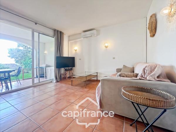 Appartement de 42 m2 rénové, avec jardin, climatisé, une chambre, une chambre cabine, une buanderie, un salle d'eau, loggia terrasse, place de parking