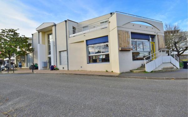 Immeuble à vendre    7 pièces •  Bègles