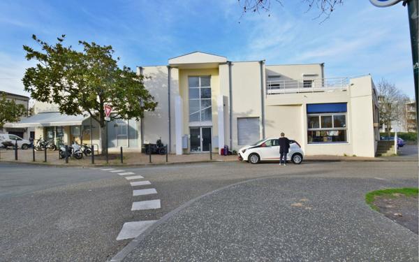 Immeuble à vendre    7 pièces •  Bègles