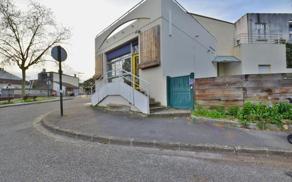 Immeuble à vendre    7 pièces •  Bègles