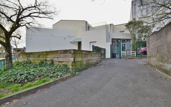 Immeuble à vendre    7 pièces •  Bègles