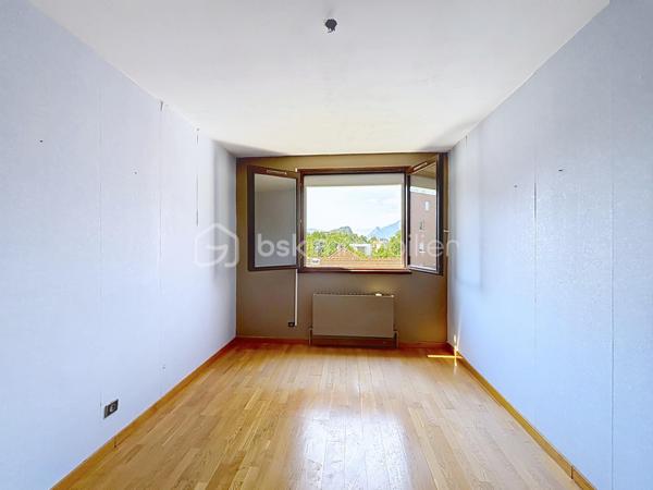 Venez découvrir ce très agréable et spacieux appartement T4 de 98 m2 environ, idéalement situé au CALME, en retrait des axes routiers et à proximité de toutes les commodités.

Situé au 3ᵉ et DERNIER ÉTAGE, au sein d’une copropriété recherchée, datant de 1977, fermée, sécurisée et parfaitement entretenue, ce bien offre une LUMINOSITE exceptionnelle grâce à son exposition DOMINANTE et TRAVERSANTE.

Il bénéficie d'une très belle TERRASSE exposée SUD de 11 m2 donnant sur la pièce de vie et offrant de MAGNIFIQUES VUES sur le Vercors et SANS VIS à VIS.

Il vous séduira immédiatement par ses VOLUMES et sa POTENTIALITE. Selon vos envies et vos besoins, vous pourrez créer une 4ème chambre avec placard dans le séjour et/ou ouvrir la cuisine sur la pièce de vie.

Il se compose de la façon suivante :
- Une entrée 
- Un hall avec placard
- Une très grande pièce de vie double donnant sur la terrasse
- Une cuisine donnant sur un balcon fermé par une véranda 
- 3 chambres avec placards
- Une salle de bains avec fenêtre
- Un WC séparé

De plus, l'appartement est vendu avec une cave en sous-sol et une place de parking privative.
Le stationnement est également possible dans le parking extérieur collectif sécurisé. 

Caractéristiques et atouts :
- Dernier étage 
- Terrasse avec vues montagnes et balcon véranda
- Calme et Luminosité
- Potentialité
- Chauffage individuel 
- Espace nuit séparé
- Immeuble très bien tenu et sécurisé
- Parking privatif

Quelques travaux de remise au goût du jour sont à prévoir.