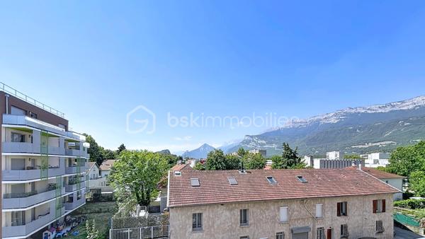 Venez découvrir ce très agréable et spacieux appartement T4 de 98 m2 environ, idéalement situé au CALME, en retrait des axes routiers et à proximité de toutes les commodités.

Situé au 3ᵉ et DERNIER ÉTAGE, au sein d’une copropriété recherchée, datant de 1977, fermée, sécurisée et parfaitement entretenue, ce bien offre une LUMINOSITE exceptionnelle grâce à son exposition DOMINANTE et TRAVERSANTE.

Il bénéficie d'une très belle TERRASSE exposée SUD de 11 m2 donnant sur la pièce de vie et offrant de MAGNIFIQUES VUES sur le Vercors et SANS VIS à VIS.

Il vous séduira immédiatement par ses VOLUMES et sa POTENTIALITE. Selon vos envies et vos besoins, vous pourrez créer une 4ème chambre avec placard dans le séjour et/ou ouvrir la cuisine sur la pièce de vie.

Il se compose de la façon suivante :
- Une entrée 
- Un hall avec placard
- Une très grande pièce de vie double donnant sur la terrasse
- Une cuisine donnant sur un balcon fermé par une véranda 
- 3 chambres avec placards
- Une salle de bains avec fenêtre
- Un WC séparé

De plus, l'appartement est vendu avec une cave en sous-sol et une place de parking privative.
Le stationnement est également possible dans le parking extérieur collectif sécurisé. 

Caractéristiques et atouts :
- Dernier étage 
- Terrasse avec vues montagnes et balcon véranda
- Calme et Luminosité
- Potentialité
- Chauffage individuel 
- Espace nuit séparé
- Immeuble très bien tenu et sécurisé
- Parking privatif

Quelques travaux de remise au goût du jour sont à prévoir.