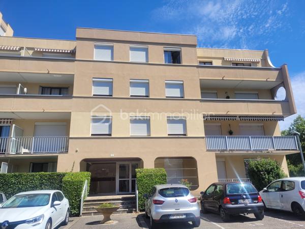 Venez découvrir ce très agréable et spacieux appartement T4 de 98 m2 environ, idéalement situé au CALME, en retrait des axes routiers et à proximité de toutes les commodités.

Situé au 3ᵉ et DERNIER ÉTAGE, au sein d’une copropriété recherchée, datant de 1977, fermée, sécurisée et parfaitement entretenue, ce bien offre une LUMINOSITE exceptionnelle grâce à son exposition DOMINANTE et TRAVERSANTE.

Il bénéficie d'une très belle TERRASSE exposée SUD de 11 m2 donnant sur la pièce de vie et offrant de MAGNIFIQUES VUES sur le Vercors et SANS VIS à VIS.

Il vous séduira immédiatement par ses VOLUMES et sa POTENTIALITE. Selon vos envies et vos besoins, vous pourrez créer une 4ème chambre avec placard dans le séjour et/ou ouvrir la cuisine sur la pièce de vie.

Il se compose de la façon suivante :
- Une entrée 
- Un hall avec placard
- Une très grande pièce de vie double donnant sur la terrasse
- Une cuisine donnant sur un balcon fermé par une véranda 
- 3 chambres avec placards
- Une salle de bains avec fenêtre
- Un WC séparé

De plus, l'appartement est vendu avec une cave en sous-sol et une place de parking privative.
Le stationnement est également possible dans le parking extérieur collectif sécurisé. 

Caractéristiques et atouts :
- Dernier étage 
- Terrasse avec vues montagnes et balcon véranda
- Calme et Luminosité
- Potentialité
- Chauffage individuel 
- Espace nuit séparé
- Immeuble très bien tenu et sécurisé
- Parking privatif

Quelques travaux de remise au goût du jour sont à prévoir.