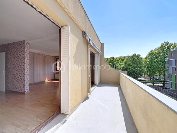 Venez découvrir ce très agréable et spacieux appartement T4 de 98 m2 environ, idéalement situé au CALME, en retrait des axes routiers et à proximité de toutes les commodités.

Situé au 3ᵉ et DERNIER ÉTAGE, au sein d’une copropriété recherchée, datant de 1977, fermée, sécurisée et parfaitement entretenue, ce bien offre une LUMINOSITE exceptionnelle grâce à son exposition DOMINANTE et TRAVERSANTE.

Il bénéficie d'une très belle TERRASSE exposée SUD de 11 m2 donnant sur la pièce de vie et offrant de MAGNIFIQUES VUES sur le Vercors et SANS VIS à VIS.

Il vous séduira immédiatement par ses VOLUMES et sa POTENTIALITE. Selon vos envies et vos besoins, vous pourrez créer une 4ème chambre avec placard dans le séjour et/ou ouvrir la cuisine sur la pièce de vie.

Il se compose de la façon suivante :
- Une entrée 
- Un hall avec placard
- Une très grande pièce de vie double donnant sur la terrasse
- Une cuisine donnant sur un balcon fermé par une véranda 
- 3 chambres avec placards
- Une salle de bains avec fenêtre
- Un WC séparé

De plus, l'appartement est vendu avec une cave en sous-sol et une place de parking privative.
Le stationnement est également possible dans le parking extérieur collectif sécurisé. 

Caractéristiques et atouts :
- Dernier étage 
- Terrasse avec vues montagnes et balcon véranda
- Calme et Luminosité
- Potentialité
- Chauffage individuel 
- Espace nuit séparé
- Immeuble très bien tenu et sécurisé
- Parking privatif

Quelques travaux de remise au goût du jour sont à prévoir.
