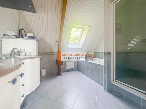 À 3 minutes de Verneuil-sur-Avre, cette maison de 140 m² vous séduira par ses beaux volumes, son terrain clos et arboré de 2 500 m² et son environnement calme avec vue dégagée.