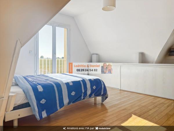 À 3 minutes de Verneuil-sur-Avre, cette maison de 140 m² vous séduira par ses beaux volumes, son terrain clos et arboré de 2 500 m² et son environnement calme avec vue dégagée.