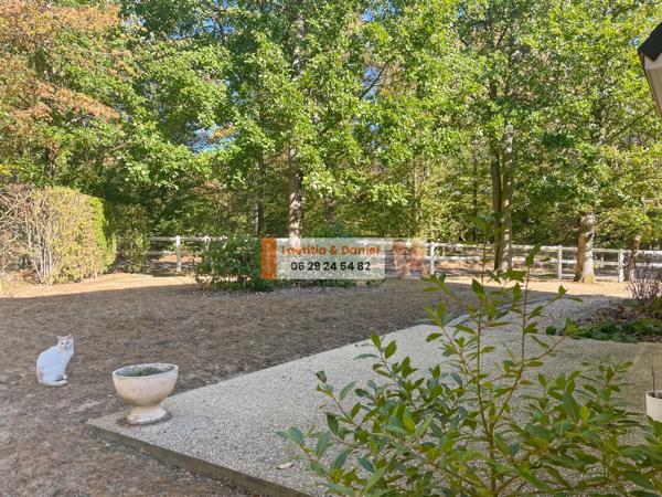 À 3 minutes de Verneuil-sur-Avre, cette maison de 140 m² vous séduira par ses beaux volumes, son terrain clos et arboré de 2 500 m² et son environnement calme avec vue dégagée.