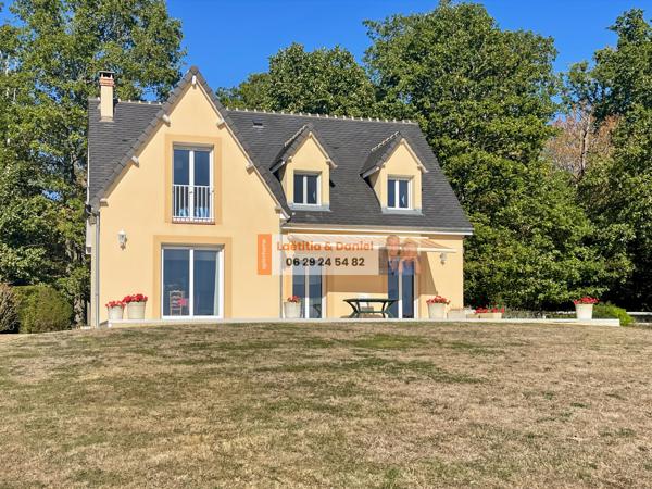 À 3 minutes de Verneuil-sur-Avre, cette maison de 140 m² vous séduira par ses beaux volumes, son terrain clos et arboré de 2 500 m² et son environnement calme avec vue dégagée.