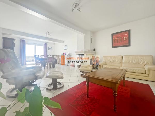 À 3 minutes de Verneuil-sur-Avre, cette maison de 140 m² vous séduira par ses beaux volumes, son terrain clos et arboré de 2 500 m² et son environnement calme avec vue dégagée.