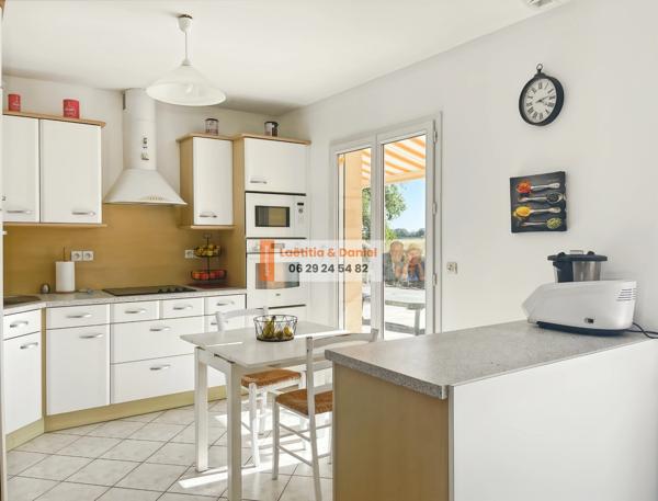 À 3 minutes de Verneuil-sur-Avre, cette maison de 140 m² vous séduira par ses beaux volumes, son terrain clos et arboré de 2 500 m² et son environnement calme avec vue dégagée.