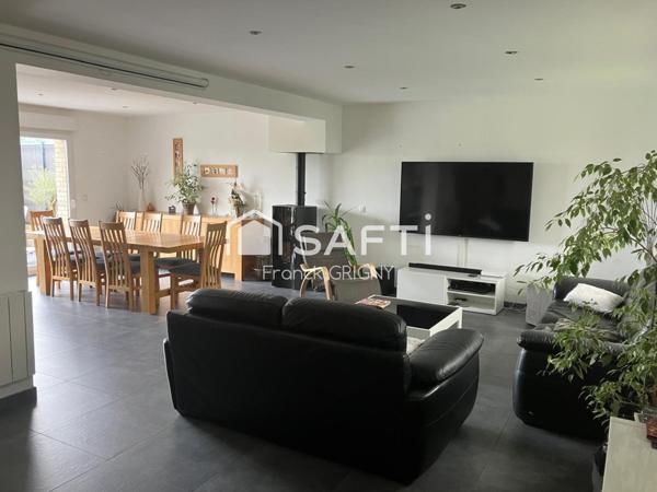 Très belle maison individuelle en brique , livrée en 2016  et située dans un lotissement prisé.