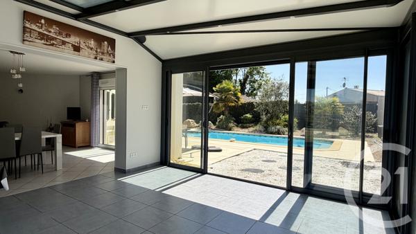 Appartement F5 à vendre  6 pièces - 157 m 2   SAINTES  - 17