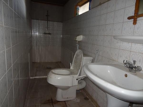 Saint-Nicolas-du-Pélem (22480) Maison de campagne avec dépendances et sous-sol complet à aménager