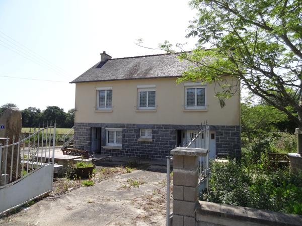 Saint-Nicolas-du-Pélem (22480) Maison de campagne avec dépendances et sous-sol complet à aménager