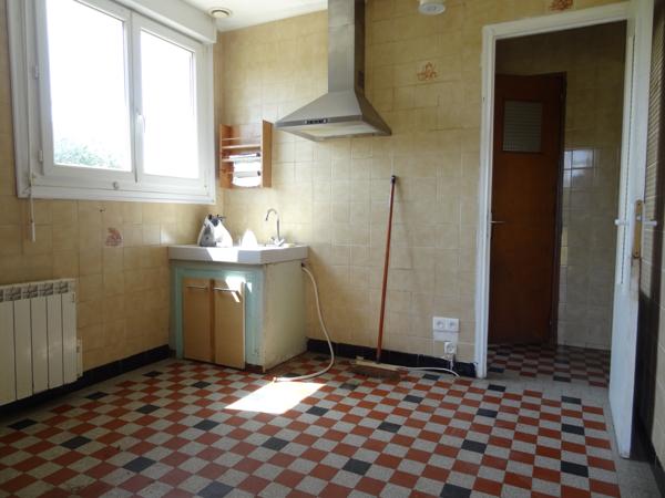 Saint-Nicolas-du-Pélem (22480) Maison de campagne avec dépendances et sous-sol complet à aménager