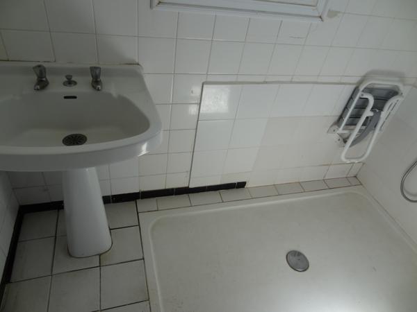 Saint-Nicolas-du-Pélem (22480) Maison de campagne avec dépendances et sous-sol complet à aménager