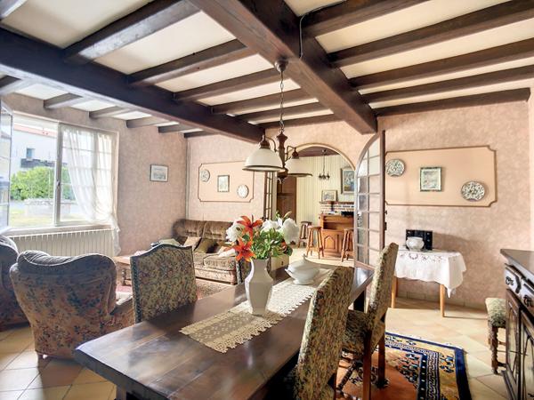 A vendre à Saujon, maison 6 pièces à vendre à Saujon d'une surfade de 147 m2 avec 4 belles chambres face à la nature.