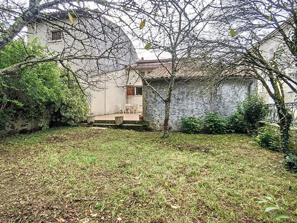 A vendre à Saujon, maison 6 pièces à vendre à Saujon d'une surfade de 147 m2 avec 4 belles chambres face à la nature.