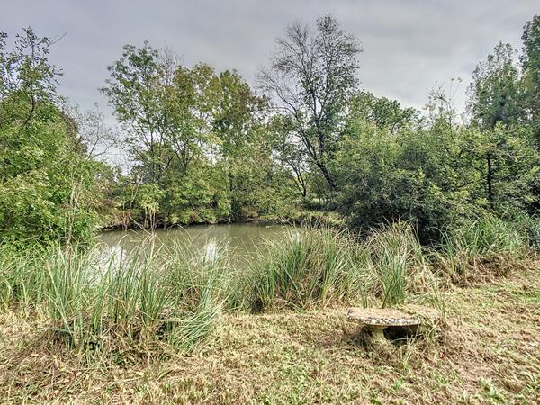 A vendre à Saujon, maison 6 pièces à vendre à Saujon d'une surfade de 147 m2 avec 4 belles chambres face à la nature.