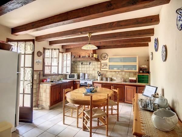 A vendre à Saujon, maison 6 pièces à vendre à Saujon d'une surfade de 147 m2 avec 4 belles chambres face à la nature.