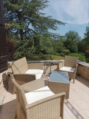 Maison ancienne en pierre avec 1 gîte et 2 chambres d'hôte