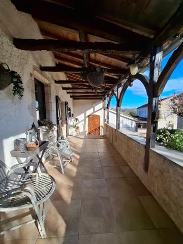 Maison ancienne en pierre avec 1 gîte et 2 chambres d'hôte