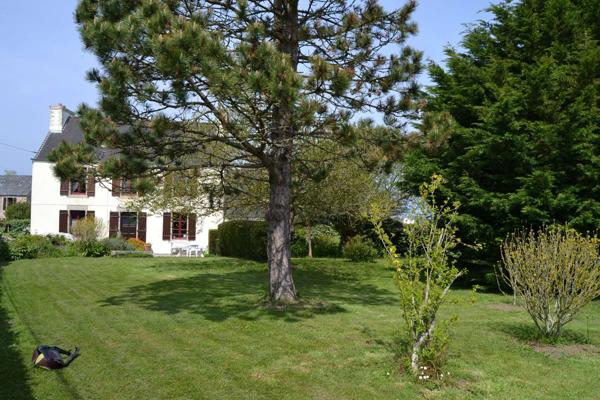 Plougasnou (29630) Plougasnou, entre le bourg et Terenez, maison bretonne en pierre, 4 ch sur 1900 m2 de terrain.