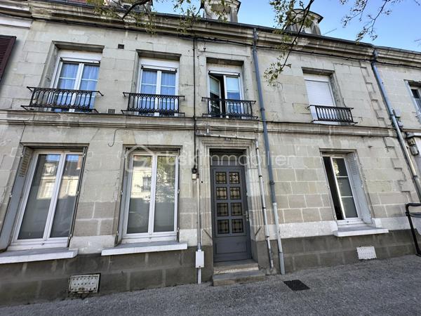 Immeuble locatif idéalement situé, composé de 3 logements dont 1 Studio, 1 T2 et 1 T3:

- Studio 26 m²: Rénové, loué meublé, loyer HC: 409 € DPE D (sortie locataire septembre 2026)
- T2 50 m²: Rénové, loué meublé, loyer HC: 565 € DPE C + jardin de 94 m²
- T3 60 m²: Non rénové, loué nu, loyer HC: 461.77 € (sortie locataire Juin 2026) 

Stationnement gratuit avec de nombreuses places dans la rue.

Combles aménageables non isolé d'une surface au sol d'environ 60 m², Double vitrage partout (sauf combles) phonique coté rue. 
Chauffage gaz pour le T2 et le T3, chauffage électrique pour le Studio.

Beau potentiel d'agrandissement et de valorisation du T3 via la rénovation du logement et l'aménagement des combles.

Revenus locatifs Hors Charges actuels : 17 229 €
Taxe Foncière: 2053 € dont 394 € de Taxe Ordures Ménagères récupérable.

Toiture révisée il y a 2 ans avec garantie décennale.