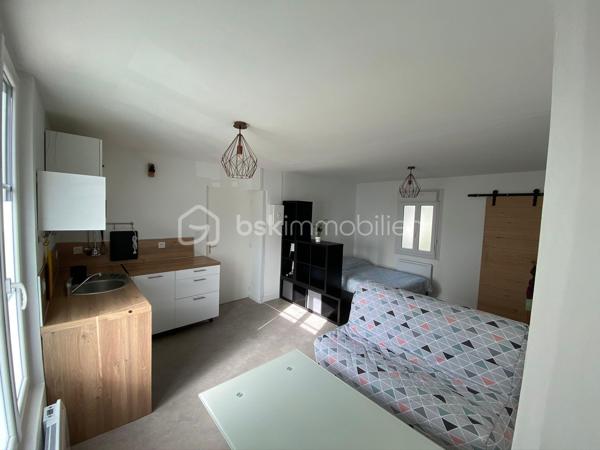 Immeuble locatif idéalement situé, composé de 3 logements dont 1 Studio, 1 T2 et 1 T3:

- Studio 26 m²: Rénové, loué meublé, loyer HC: 409 € DPE D (sortie locataire septembre 2026)
- T2 50 m²: Rénové, loué meublé, loyer HC: 565 € DPE C + jardin de 94 m²
- T3 60 m²: Non rénové, loué nu, loyer HC: 461.77 € (sortie locataire Juin 2026) 

Stationnement gratuit avec de nombreuses places dans la rue.

Combles aménageables non isolé d'une surface au sol d'environ 60 m², Double vitrage partout (sauf combles) phonique coté rue. 
Chauffage gaz pour le T2 et le T3, chauffage électrique pour le Studio.

Beau potentiel d'agrandissement et de valorisation du T3 via la rénovation du logement et l'aménagement des combles.

Revenus locatifs Hors Charges actuels : 17 229 €
Taxe Foncière: 2053 € dont 394 € de Taxe Ordures Ménagères récupérable.

Toiture révisée il y a 2 ans avec garantie décennale.