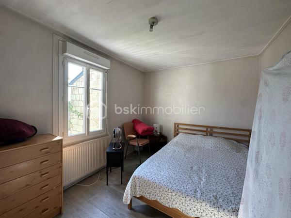 Immeuble locatif idéalement situé, composé de 3 logements dont 1 Studio, 1 T2 et 1 T3:

- Studio 26 m²: Rénové, loué meublé, loyer HC: 409 € DPE D (sortie locataire septembre 2026)
- T2 50 m²: Rénové, loué meublé, loyer HC: 565 € DPE C + jardin de 94 m²
- T3 60 m²: Non rénové, loué nu, loyer HC: 461.77 € (sortie locataire Juin 2026) 

Stationnement gratuit avec de nombreuses places dans la rue.

Combles aménageables non isolé d'une surface au sol d'environ 60 m², Double vitrage partout (sauf combles) phonique coté rue. 
Chauffage gaz pour le T2 et le T3, chauffage électrique pour le Studio.

Beau potentiel d'agrandissement et de valorisation du T3 via la rénovation du logement et l'aménagement des combles.

Revenus locatifs Hors Charges actuels : 17 229 €
Taxe Foncière: 2053 € dont 394 € de Taxe Ordures Ménagères récupérable.

Toiture révisée il y a 2 ans avec garantie décennale.