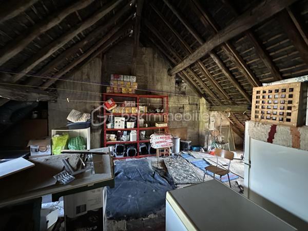 Immeuble locatif idéalement situé, composé de 3 logements dont 1 Studio, 1 T2 et 1 T3:

- Studio 26 m²: Rénové, loué meublé, loyer HC: 409 € DPE D (sortie locataire septembre 2026)
- T2 50 m²: Rénové, loué meublé, loyer HC: 565 € DPE C + jardin de 94 m²
- T3 60 m²: Non rénové, loué nu, loyer HC: 461.77 € (sortie locataire Juin 2026) 

Stationnement gratuit avec de nombreuses places dans la rue.

Combles aménageables non isolé d'une surface au sol d'environ 60 m², Double vitrage partout (sauf combles) phonique coté rue. 
Chauffage gaz pour le T2 et le T3, chauffage électrique pour le Studio.

Beau potentiel d'agrandissement et de valorisation du T3 via la rénovation du logement et l'aménagement des combles.

Revenus locatifs Hors Charges actuels : 17 229 €
Taxe Foncière: 2053 € dont 394 € de Taxe Ordures Ménagères récupérable.

Toiture révisée il y a 2 ans avec garantie décennale.