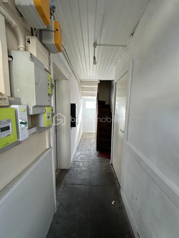 Immeuble locatif idéalement situé, composé de 3 logements dont 1 Studio, 1 T2 et 1 T3:

- Studio 26 m²: Rénové, loué meublé, loyer HC: 409 € DPE D (sortie locataire septembre 2026)
- T2 50 m²: Rénové, loué meublé, loyer HC: 565 € DPE C + jardin de 94 m²
- T3 60 m²: Non rénové, loué nu, loyer HC: 461.77 € (sortie locataire Juin 2026) 

Stationnement gratuit avec de nombreuses places dans la rue.

Combles aménageables non isolé d'une surface au sol d'environ 60 m², Double vitrage partout (sauf combles) phonique coté rue. 
Chauffage gaz pour le T2 et le T3, chauffage électrique pour le Studio.

Beau potentiel d'agrandissement et de valorisation du T3 via la rénovation du logement et l'aménagement des combles.

Revenus locatifs Hors Charges actuels : 17 229 €
Taxe Foncière: 2053 € dont 394 € de Taxe Ordures Ménagères récupérable.

Toiture révisée il y a 2 ans avec garantie décennale.