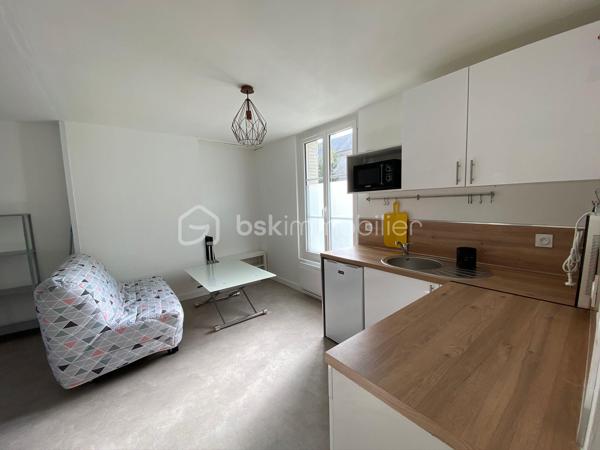 Immeuble locatif idéalement situé, composé de 3 logements dont 1 Studio, 1 T2 et 1 T3:

- Studio 26 m²: Rénové, loué meublé, loyer HC: 409 € DPE D (sortie locataire septembre 2026)
- T2 50 m²: Rénové, loué meublé, loyer HC: 565 € DPE C + jardin de 94 m²
- T3 60 m²: Non rénové, loué nu, loyer HC: 461.77 € (sortie locataire Juin 2026) 

Stationnement gratuit avec de nombreuses places dans la rue.

Combles aménageables non isolé d'une surface au sol d'environ 60 m², Double vitrage partout (sauf combles) phonique coté rue. 
Chauffage gaz pour le T2 et le T3, chauffage électrique pour le Studio.

Beau potentiel d'agrandissement et de valorisation du T3 via la rénovation du logement et l'aménagement des combles.

Revenus locatifs Hors Charges actuels : 17 229 €
Taxe Foncière: 2053 € dont 394 € de Taxe Ordures Ménagères récupérable.

Toiture révisée il y a 2 ans avec garantie décennale.