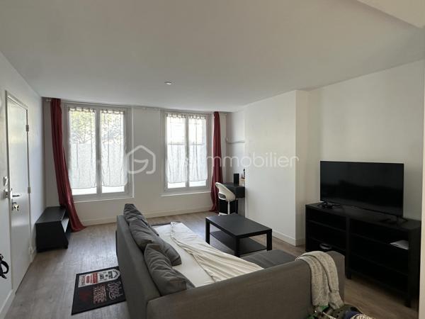 Immeuble locatif idéalement situé, composé de 3 logements dont 1 Studio, 1 T2 et 1 T3:

- Studio 26 m²: Rénové, loué meublé, loyer HC: 409 € DPE D (sortie locataire septembre 2026)
- T2 50 m²: Rénové, loué meublé, loyer HC: 565 € DPE C + jardin de 94 m²
- T3 60 m²: Non rénové, loué nu, loyer HC: 461.77 € (sortie locataire Juin 2026) 

Stationnement gratuit avec de nombreuses places dans la rue.

Combles aménageables non isolé d'une surface au sol d'environ 60 m², Double vitrage partout (sauf combles) phonique coté rue. 
Chauffage gaz pour le T2 et le T3, chauffage électrique pour le Studio.

Beau potentiel d'agrandissement et de valorisation du T3 via la rénovation du logement et l'aménagement des combles.

Revenus locatifs Hors Charges actuels : 17 229 €
Taxe Foncière: 2053 € dont 394 € de Taxe Ordures Ménagères récupérable.

Toiture révisée il y a 2 ans avec garantie décennale.